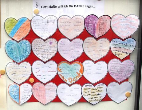 Das Foto zeigt von jungen Leuten beschriebene Herzen im Schaukasten am Kirchplatz